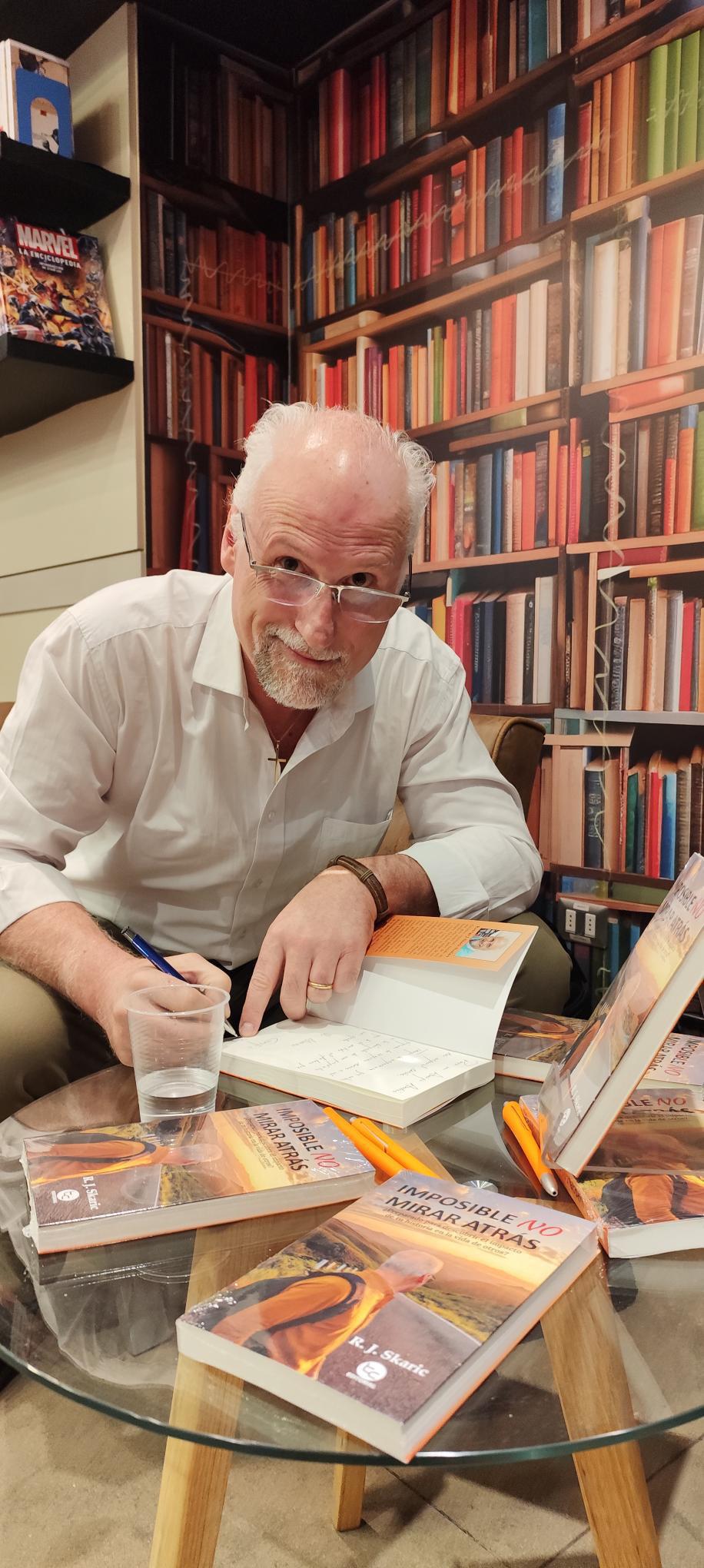 Lanzamiento Santiago - Librería Book Store