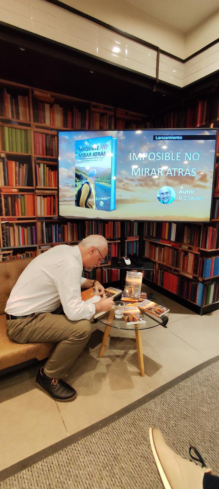 Lanzamiento Santiago - Librería Book Store