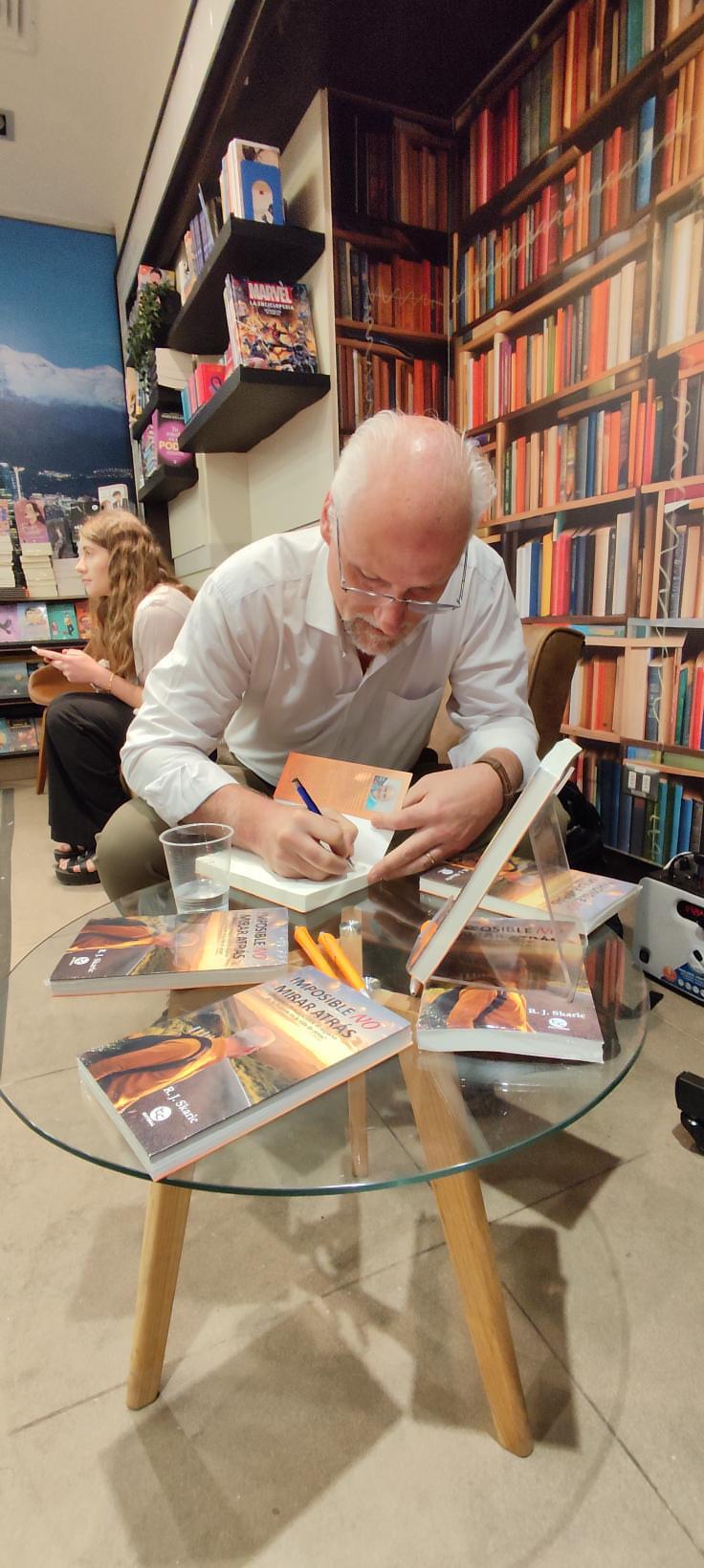 Lanzamiento Santiago - Librería Book Store