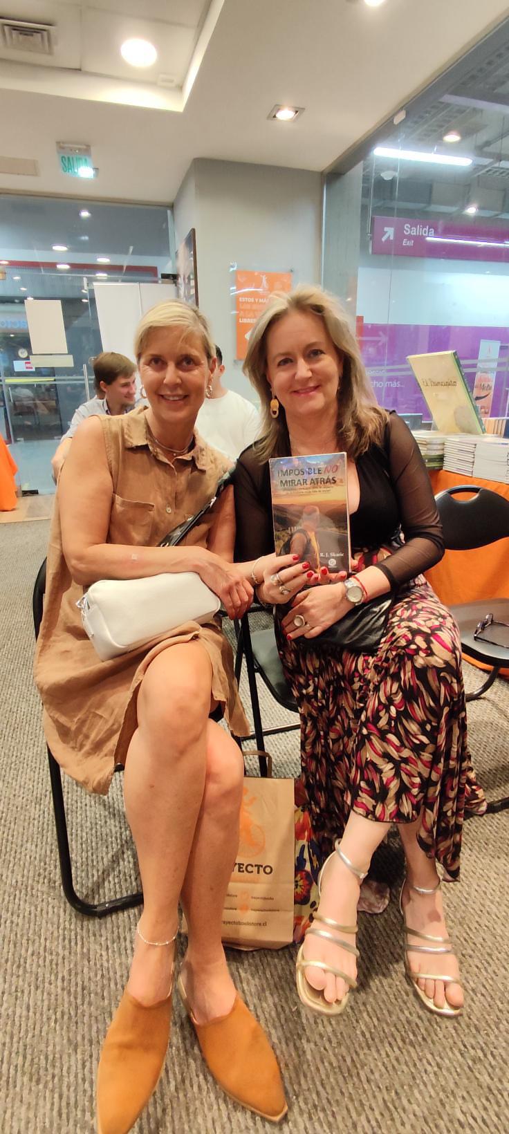 Lanzamiento Santiago - Librería Book Store
